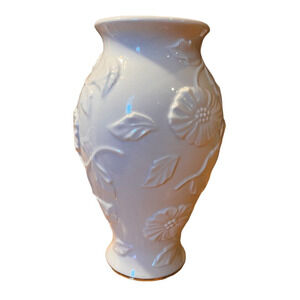 Lenoxv Cream 10” Porcelain Gold Trim Floral Embossed Poppy Vase
